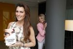 Amsterdam 14 mei 2021
Quinty Trustfull krijgt uit handen van Esther Kreukniet heet eerste boek . Vindt plaats in het consorvatorium hotel.