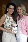 Amsterdam 14 mei 2021
Quinty Trustfull krijgt uit handen van Esther Kreukniet heet eerste boek . Vindt plaats in het consorvatorium hotel.