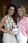 Amsterdam 14 mei 2021
Quinty Trustfull krijgt uit handen van Esther Kreukniet heet eerste boek . Vindt plaats in het consorvatorium hotel.