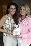 Amsterdam 14 mei 2021
Quinty Trustfull krijgt uit handen van Esther Kreukniet heet eerste boek . Vindt plaats in het consorvatorium hotel.