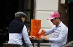 Den Haag 13 mei 2021
Rogier Smit krijgt een cadeau van een engels sprekende man op een terras in Den haag