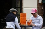 Den Haag 13 mei 2021
Rogier Smit krijgt een cadeau van een engels sprekende man op een terras in Den haag