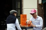 Den Haag 13 mei 2021
Rogier Smit krijgt een cadeau van een engels sprekende man op een terras in Den haag