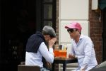 Den Haag 13 mei 2021
Rogier Smit krijgt een cadeau van een engels sprekende man op een terras in Den haag