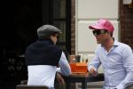 Den Haag 13 mei 2021
Rogier Smit krijgt een cadeau van een engels sprekende man op een terras in Den haag