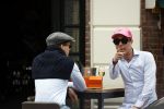 Den Haag 13 mei 2021
Rogier Smit krijgt een cadeau van een engels sprekende man op een terras in Den haag