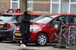 Amsterdam 7 april 2021
Simone Kleinsma doet boodschappen op de cornelis schuytstraat en gaat daarna naar de voetpedicure