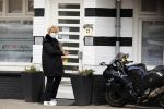 Amsterdam 7 april 2021
Simone Kleinsma doet boodschappen op de cornelis schuytstraat en gaat daarna naar de voetpedicure
