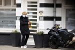 Amsterdam 7 april 2021
Simone Kleinsma doet boodschappen op de cornelis schuytstraat en gaat daarna naar de voetpedicure