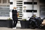 Amsterdam 7 april 2021
Simone Kleinsma doet boodschappen op de cornelis schuytstraat en gaat daarna naar de voetpedicure