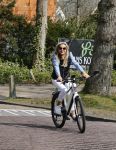 Bergen 19 april 2021
Sonja Bakker fietst op haar mountainbike naar huis