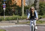 Bergen 19 april 2021
Sonja Bakker fietst op haar mountainbike naar huis