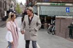 Amsterdam 15 mei 2021
Thomas Berge met zijn nieuwe vriendin Elianne Zweipfenning in het centrum van Amsterdam.