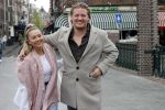 Amsterdam 15 mei 2021
Thomas Berge met zijn nieuwe vriendin Elianne Zweipfenning in het centrum van Amsterdam.
