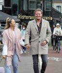 Amsterdam 15 mei 2021
Thomas Berge met zijn nieuwe vriendin Elianne Zweipfenning in het centrum van Amsterdam.