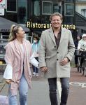 Amsterdam 15 mei 2021
Thomas Berge met zijn nieuwe vriendin Elianne Zweipfenning in het centrum van Amsterdam.