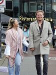 Amsterdam 15 mei 2021
Thomas Berge met zijn nieuwe vriendin Elianne Zweipfenning in het centrum van Amsterdam.