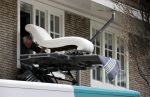 Amsterdam / Huizen 8 april 2021
Tom Egbers en janke Dekker verhuizen van Amsterdam naarHuizen . Een verhuisbedrijf verzorgt de verhuizing van het oude naar nieuwe huis.