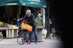 Amsterdam 9 april 2021
Victor Reinier met zijn dochter op de fiets in Amsterdam zuid
