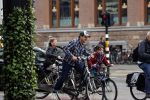 Amsterdam 20 mei 2021
Vincent Croiset met zijn zoon op de fiets in Amsterdam zuid