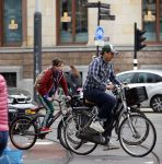Amsterdam 20 mei 2021
Vincent Croiset met zijn zoon op de fiets in Amsterdam zuid
