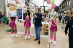 Amstelveen 27 mei 2021
Opening Yoyo tea bar van Rachel Hazes in winkelcentrum Amstelveen.
Andre Hazes zijn vriendinSarah v Soelen en haar ouders zijn ook aanwezig.