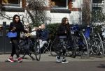 Amsterdam 11 april 2022
Amanda Balk met haar dochter Vegas ijsje eten en winkelen op de cornelis schuytstraat