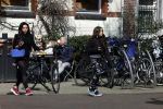 Amsterdam 11 april 2022
Amanda Balk met haar dochter Vegas ijsje eten en winkelen op de cornelis schuytstraat