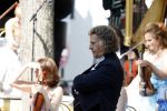 Maastricht 27 april 2022
Koningsdag wordt dit jaar in Maastricht gevierd . Aanwezig Koning Willem Alexander Koningin Maxima Prinses Amalia Prinses Alexia Prinses Ariane Prins Constantijn Prinses Laurentien Prins Maurits Prinses Marilene Prins Bernhard Prinses Annette Prins Floris Prinses Aimee Prins Pieter Christiaan en Prinses Annette. Andre Rieu
