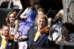 Maastricht 27 april 2022
Koningsdag wordt dit jaar in Maastricht gevierd . Aanwezig Koning Willem Alexander Koningin Maxima Prinses Amalia Prinses Alexia Prinses Ariane Prins Constantijn Prinses Laurentien Prins Maurits Prinses Marilene Prins Bernhard Prinses Annette Prins Floris Prinses Aimee Prins Pieter Christiaan en Prinses Annette. Andre Rieu