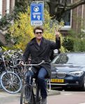 Amsterdam 12 april 2022
Beau v Erven Dorens op de fiets in Amsterdam zuid