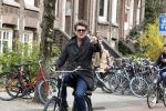 Amsterdam 12 april 2022
Beau v Erven Dorens op de fiets in Amsterdam zuid