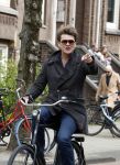 Amsterdam 12 april 2022
Beau v Erven Dorens op de fiets in Amsterdam zuid