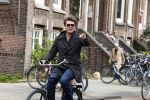 Amsterdam 12 april 2022
Beau v Erven Dorens op de fiets in Amsterdam zuid