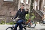 Amsterdam 12 april 2022
Beau v Erven Dorens op de fiets in Amsterdam zuid