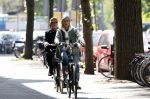 Amsterdam 6 mei 2022
De ouders van Bridget Maasland op de fiets in Amsterdam zuid