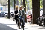 Amsterdam 6 mei 2022
De ouders van Bridget Maasland op de fiets in Amsterdam zuid