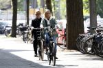 Amsterdam 6 mei 2022
De ouders van Bridget Maasland op de fiets in Amsterdam zuid