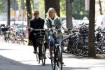Amsterdam 6 mei 2022
De ouders van Bridget Maasland op de fiets in Amsterdam zuid