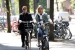Amsterdam 6 mei 2022
De ouders van Bridget Maasland op de fiets in Amsterdam zuid