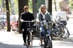 Amsterdam 6 mei 2022
De ouders van Bridget Maasland op de fiets in Amsterdam zuid