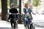 Amsterdam 6 mei 2022
De ouders van Bridget Maasland op de fiets in Amsterdam zuid