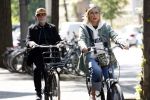 Amsterdam 6 mei 2022
De ouders van Bridget Maasland op de fiets in Amsterdam zuid
