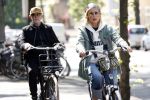 Amsterdam 6 mei 2022
De ouders van Bridget Maasland op de fiets in Amsterdam zuid