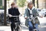 Amsterdam 6 mei 2022
De ouders van Bridget Maasland op de fiets in Amsterdam zuid