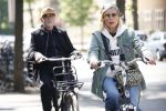 Amsterdam 6 mei 2022
De ouders van Bridget Maasland op de fiets in Amsterdam zuid
