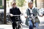 Amsterdam 6 mei 2022
De ouders van Bridget Maasland op de fiets in Amsterdam zuid
