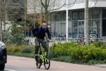 Amsterdam 15 april 2022
Dolf Jansen op zijn fiets in Amsterdam zuid