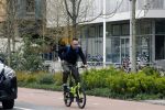 Amsterdam 15 april 2022
Dolf Jansen op zijn fiets in Amsterdam zuid