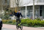 Amsterdam 15 april 2022
Dolf Jansen op zijn fiets in Amsterdam zuid